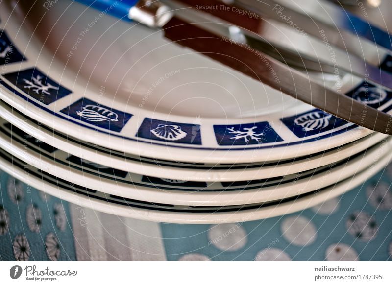 Tisch gedeckt mit Stapel von Tellern und Essbesteck Geschirr Schalen & Schüsseln Besteck Messer Glas Stahl authentisch einfach frisch retro blau türkis weiß