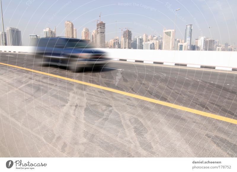 Dubai Textfreiraum unten Textfreiraum Mitte Tag Hochhaus Verkehr Straßenverkehr Autofahren PKW Beton Bewegung Geschwindigkeit Gesellschaft (Soziologie)