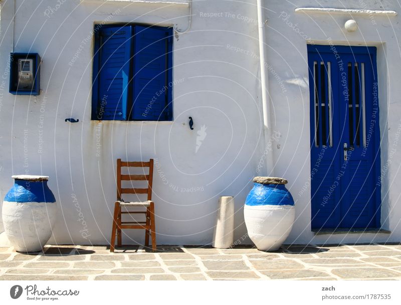 Sitzgelegenheit Topf Stuhl Griechenland Ägäis Kykladen Haus Mauer Wand Fassade Terrasse Fenster Tür sitzen blau weiß Farbfoto Außenaufnahme Menschenleer Tag