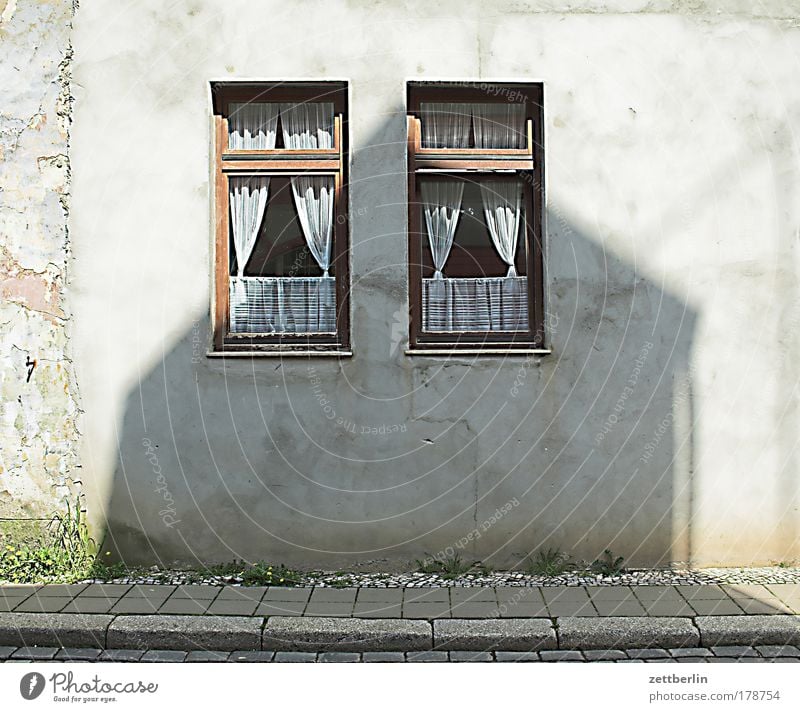 Aschersleben Fenster Fensterscheibe Scheibe Haus Wand Fassade Vorderseite Straße Kleinstadt Gardine stores puppenstube Paar paarweise nebeneinander Schatten