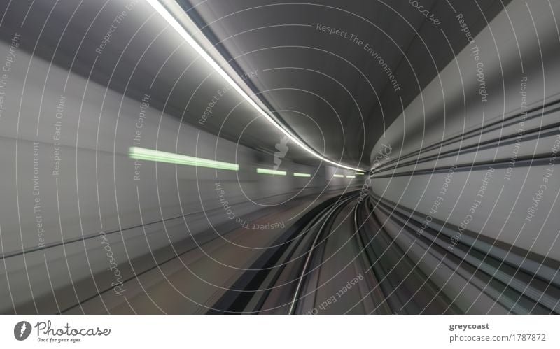 Blick auf U-Bahn-Schienen im Tunnel vom Zug aus Ferien & Urlaub & Reisen Lampe Verkehr Eisenbahn unterirdisch Schienenfahrzeug Tube Linie Bewegung modern