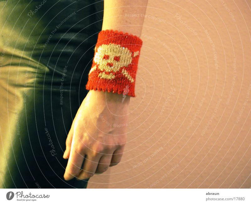 armband mit totenkopf rot rosa obskur Schädel schweißband Arme Nahaufnahme