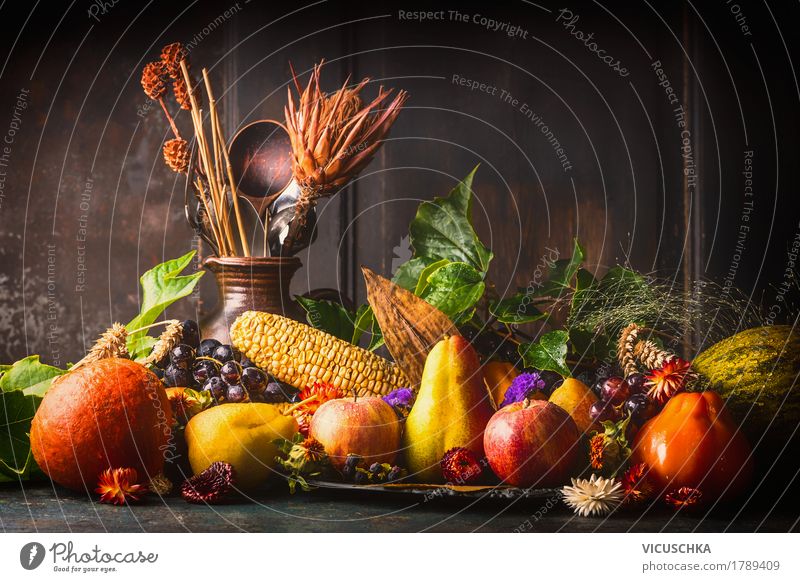 Verschiedene Herbst Obst und Gemüse auf dem Küchentisch Lebensmittel Frucht Apfel Getreide Ernährung Bioprodukte Vegetarische Ernährung Diät Geschirr Stil