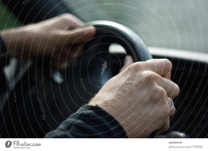 driving Farbfoto Nahaufnahme Makroaufnahme Unschärfe Möbel Hand Verkehr Verkehrsunfall PKW Lastwagen fahren festhalten Geschwindigkeit Kontrolle Perspektive
