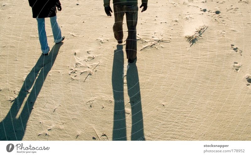 Schatten Beine Fuß Licht Spuren Paar paarweise laufen Sand unkenntlich
