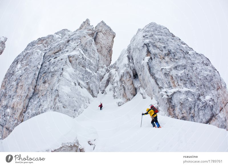 Zwei Bergsteiger nahe bei Cinque Torri, Dolomiti, Italien. Abenteuer Expedition Winter Schnee Berge u. Gebirge Sport Klettern Bergsteigen Natur Landschaft