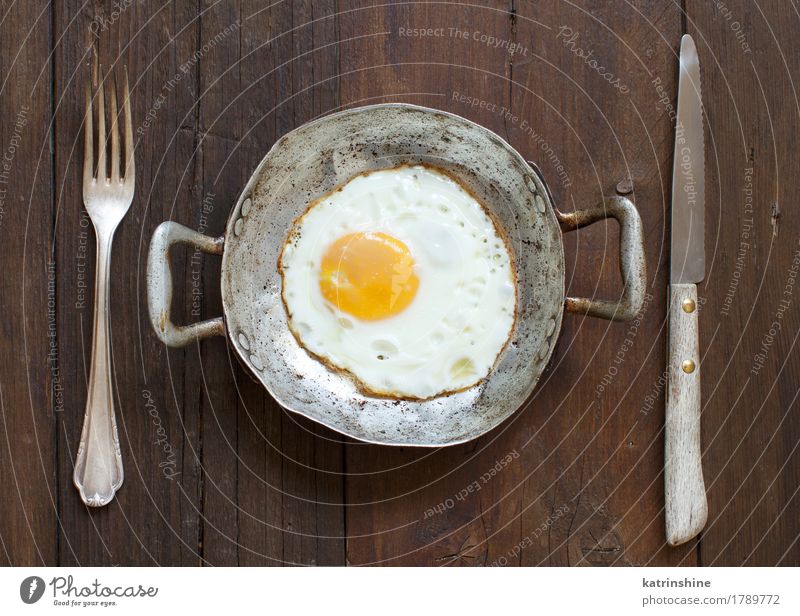 Spiegelei in einer alten Bratpfanne Essen Frühstück Pfanne frisch weiß Cholesterin Eierschale Bauernhof braten Mahlzeit Protein rustikal ungesund mehrfarbig