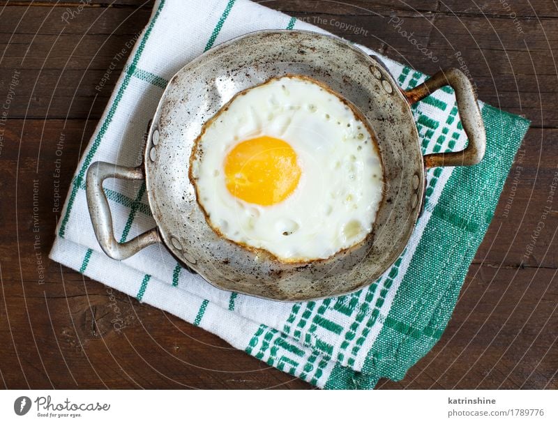 Spiegelei in einer alten Bratpfanne Kräuter & Gewürze Essen Frühstück Pfanne Tisch frisch weiß Cholesterin braten Mahlzeit Protein rustikal ungesund Nahaufnahme