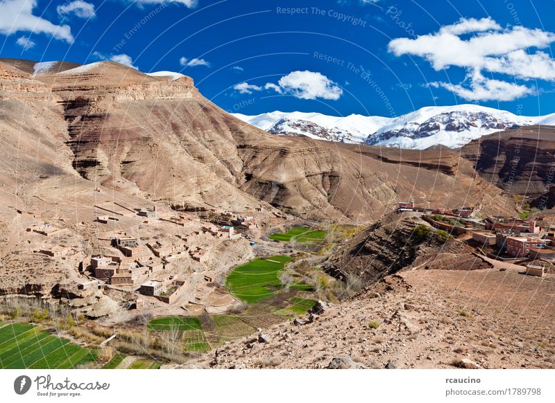 Marokko: Landschaft von Dades Valley im Atlasberg Schnee Berge u. Gebirge Natur Himmel Wolken Baum Oase Dorf blau grün Afrika horizontal Kabah maroc Gipfel Tal