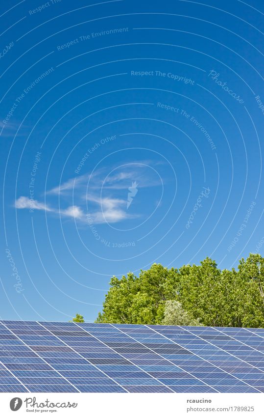 Photovoltaik-Panels in einem Solarkraftwerk über einen blauen Himmel. Industrie Sonnenenergie Umwelt Wolken Klima natürlich Sauberkeit grün Energie alternativ