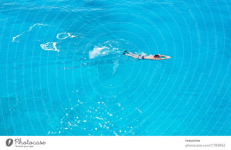 Eine kaukasische Schwimmenschwimmen des jungen Mannes im blauen Meerwasser Freude Erholung Ferien & Urlaub & Reisen Sommer Erwachsene weiß Einsamkeit