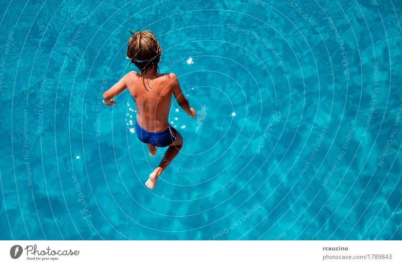 Der Junge springend in Meerwasser Freude Erholung Ferien & Urlaub & Reisen Tourismus Sommer Kind Mann Erwachsene blau türkis weiß übersichtlich knusprig