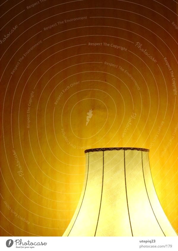 Wohnschirm Stehlampe Lampenschirm Tapete gestreift Physik Licht Häusliches Leben Wärme Wohnzimmer light fabric pattern Mauer