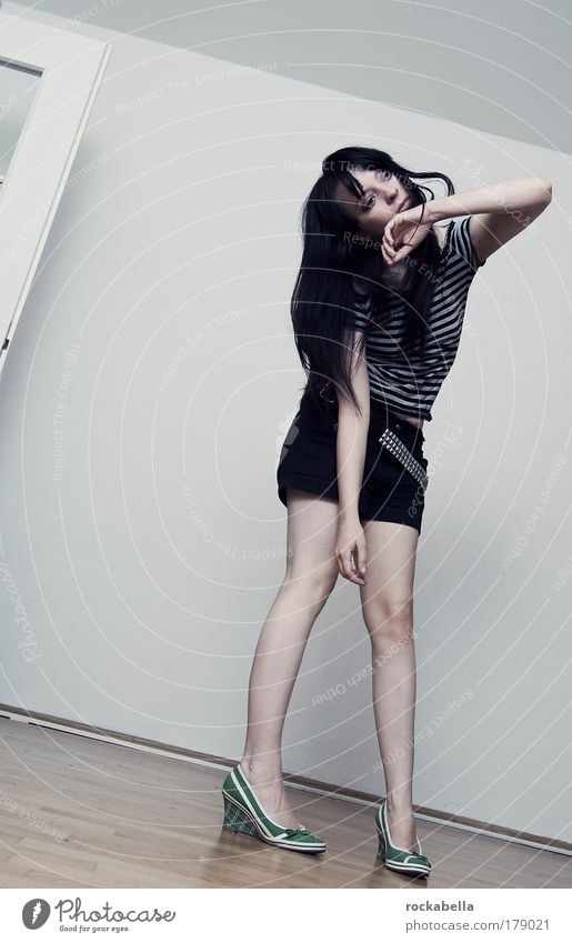 Frau im Punk-Stil Studioaufnahme Ganzkörperaufnahme feminin Junge Frau Jugendliche 18-30 Jahre Erwachsene Rockabilly Mode Gürtel schwarzhaarig langhaarig