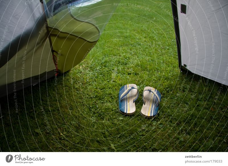 Zelt Ferien & Urlaub & Reisen Reisefotografie Sommer Tourismus Camping Morgen aufstehen Schuhe laufen Flipflops adiletten Bekleidung schlapen Gras Rasen