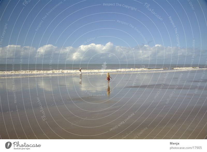 strand Strand Meer Wolken Reflexion & Spiegelung Mann Kind Brasilien Südamerika Mensch