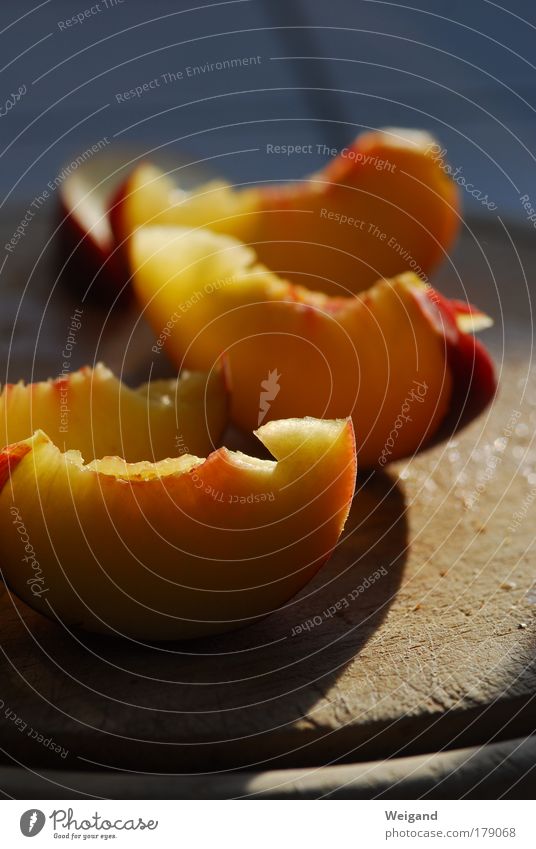Hoheslied der Nektarine 2 Farbfoto Innenaufnahme Textfreiraum oben Abend Licht Schatten Kontrast Silhouette Schwache Tiefenschärfe Lebensmittel Frucht Ernährung
