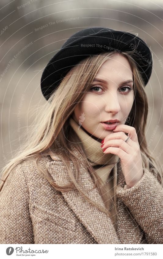 Herbstportrait des schönen Mädchens Junge Frau Jugendliche Erwachsene Haare & Frisuren 1 Mensch 18-30 Jahre Mode Pullover Mantel Ring Hut blond Denken genießen