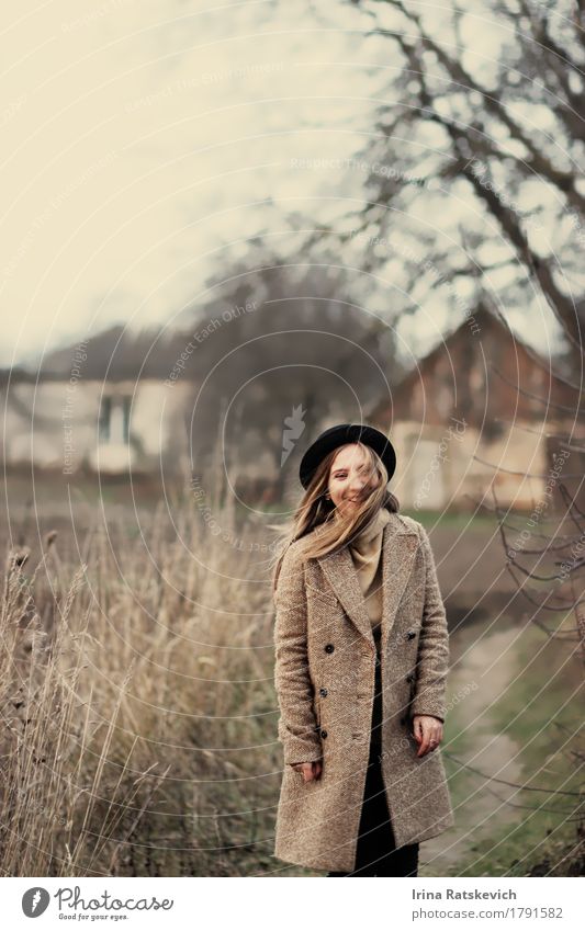 lustiges Mädchen Junge Frau Jugendliche Erwachsene Körper 1 Mensch 18-30 Jahre Landschaft Baum Gras Dorf Mode Pullover Mantel Hut blond Lächeln lachen dünn kalt