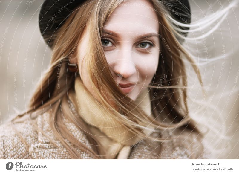Smiley-Mädchen in Hut Junge Frau Jugendliche Erwachsene Haare & Frisuren Gesicht 1 Mensch 18-30 Jahre Wind Mode Pullover Mantel blond Lächeln dünn frei kalt