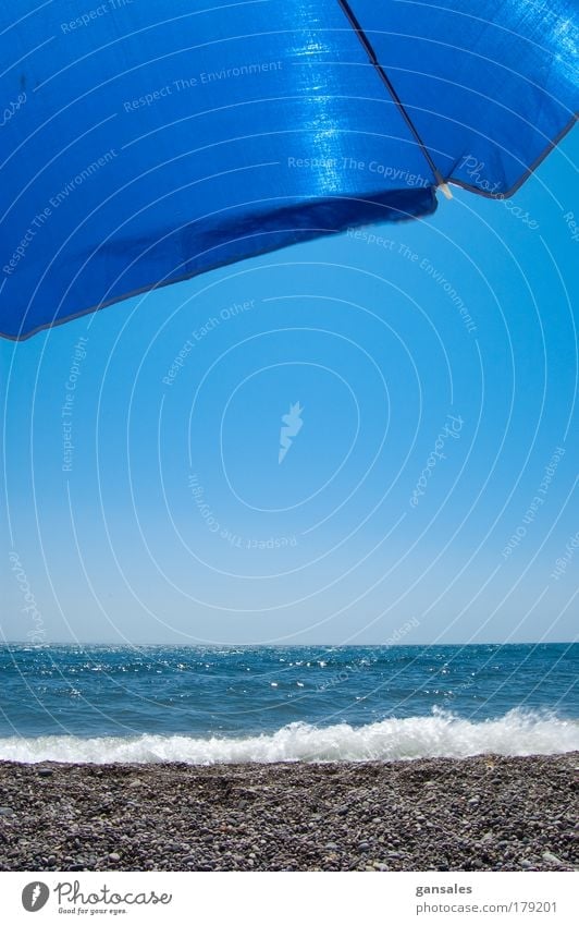 Sonnenschirm am Strand Farbfoto Außenaufnahme Detailaufnahme abstrakt Menschenleer Tag Licht Kontrast Sonnenlicht Sonnenstrahlen Vorderansicht Lifestyle Freude