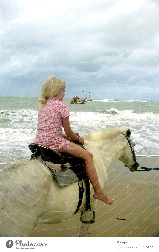 Trancoso Mädchen Kind Pferd Strand Wasserfahrzeug Brasilien Südamerika Reitsport Himmel