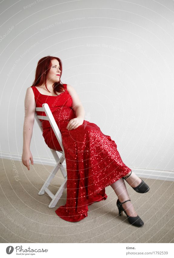 . Stuhl Raum feminin 1 Mensch Kleid rothaarig langhaarig beobachten Blick sitzen elegant schön Zufriedenheit selbstbewußt Vorsicht Gelassenheit geduldig ruhig
