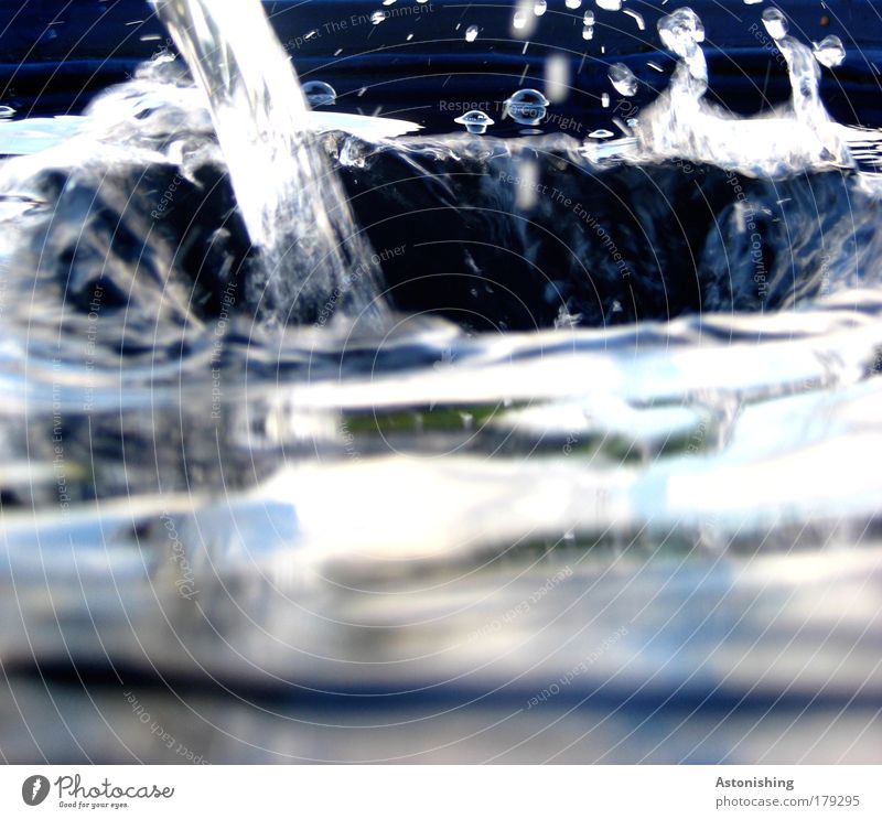 Wasser - Loch Umwelt Regen kalt nass fallen spritzen Wassertropfen Tropfen blau weiß schwarz Oberfläche Farbfoto Außenaufnahme Menschenleer Textfreiraum unten