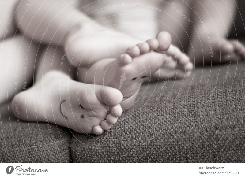 Füsse auf der Couch :-) Mensch maskulin Baby Kleinkind Mädchen Junge Beine Fuß 2 1-3 Jahre 3-8 Jahre Kind Kindheit berühren Erholung liegen Spielen Fröhlichkeit