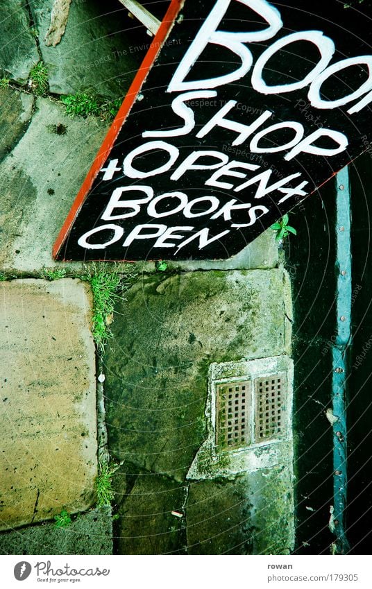 bookshop open! Farbfoto Außenaufnahme Textfreiraum links Textfreiraum unten Tag Straße Wege & Pfade grün Schriftzeichen Handschrift Inserat Werbung Anzeige Buch