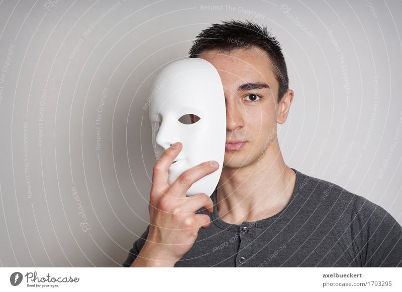 junger Mann mit Maske Halloween Mensch maskulin Junger Mann Jugendliche Erwachsene 1 18-30 Jahre Schauspieler schwarzhaarig kurzhaarig weiß geheimnisvoll