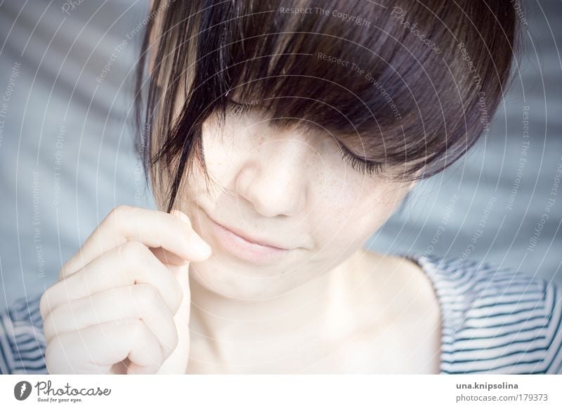 . feminin Junge Frau Jugendliche Erwachsene Kopf Haare & Frisuren Gesicht Mund Hand Finger 1 Mensch 18-30 Jahre brünett berühren Bewegung Denken festhalten