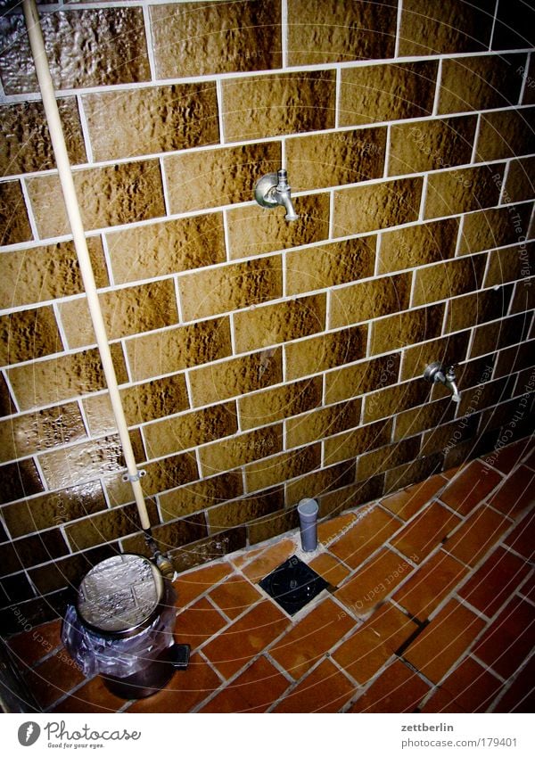 Duschhaus Fliesen u. Kacheln wandfliesen Waschhaus duschhaus Dusche (Installation) Duschraum Körperpflegeutensilien Sauberkeit Wasserhahn Herberge Campingplatz