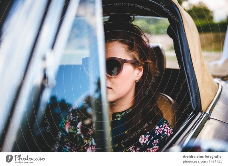 Retro Girl. Lifestyle Stil feminin Junge Frau Jugendliche Autofahren Fahrzeug PKW Oldtimer Sportwagen Sonnenbrille brünett Blick sitzen Coolness Erfolg trendy
