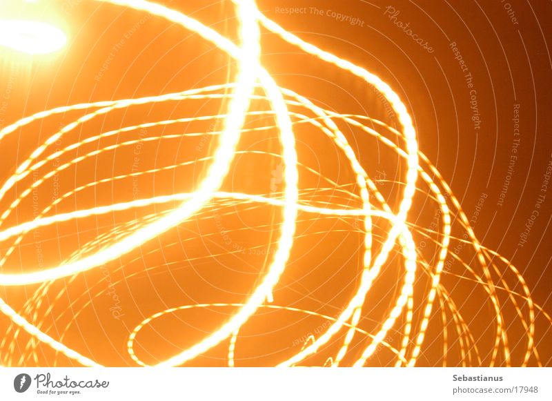 kreiselnde Straßenlaterne Straßenbeleuchtung Kreis Langzeitbelichtung orange Sonnernersatz