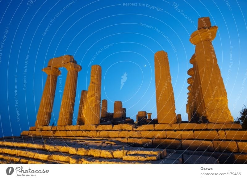 Tal der Tempel 01 Ruine antik Bauwerk Gebäude Architektur Griechenland Zerstörung Säule Italien Sizilien Agrigento Dämmerung Abend Himmel blau Querformat