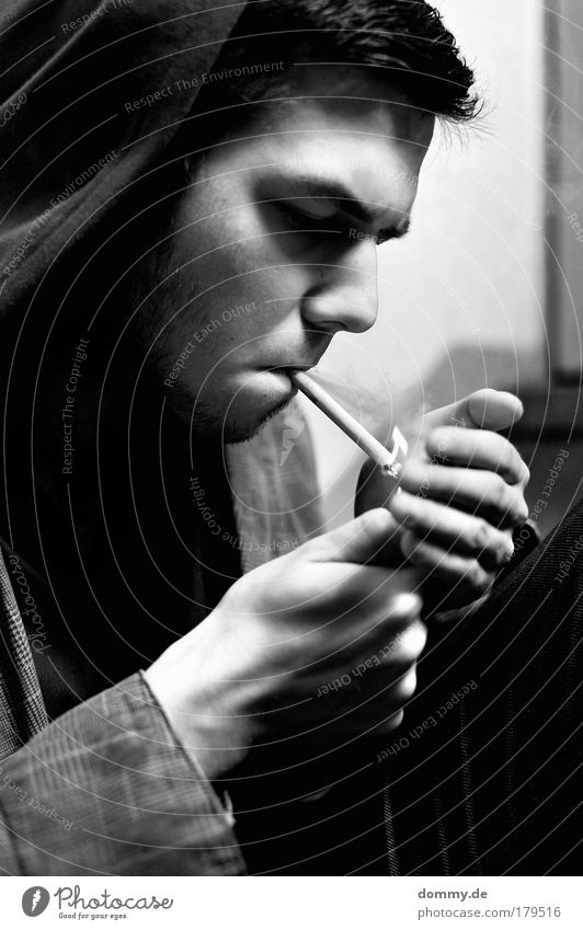 sargnagel Schwarzweißfoto Detailaufnahme Kunstlicht Schatten Kontrast Starke Tiefenschärfe Zentralperspektive Porträt Blick nach unten Rauchen Nachtleben