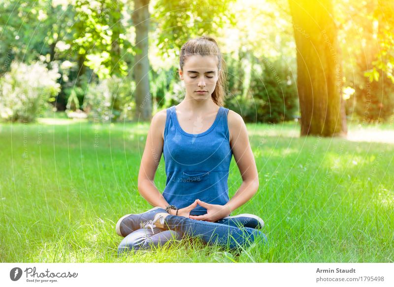 Meditation Lifestyle schön Gesundheit Wellness Leben harmonisch Sinnesorgane Erholung Sommer Yoga Mensch feminin Junge Frau Jugendliche Erwachsene 1 13-18 Jahre