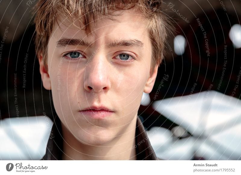 Porträt eines ernsten Jugendlichen Lifestyle Stil schön Leben Mensch maskulin Junger Mann Kopf Gesicht 1 13-18 Jahre einzigartig Gefühle selbstbewußt Coolness