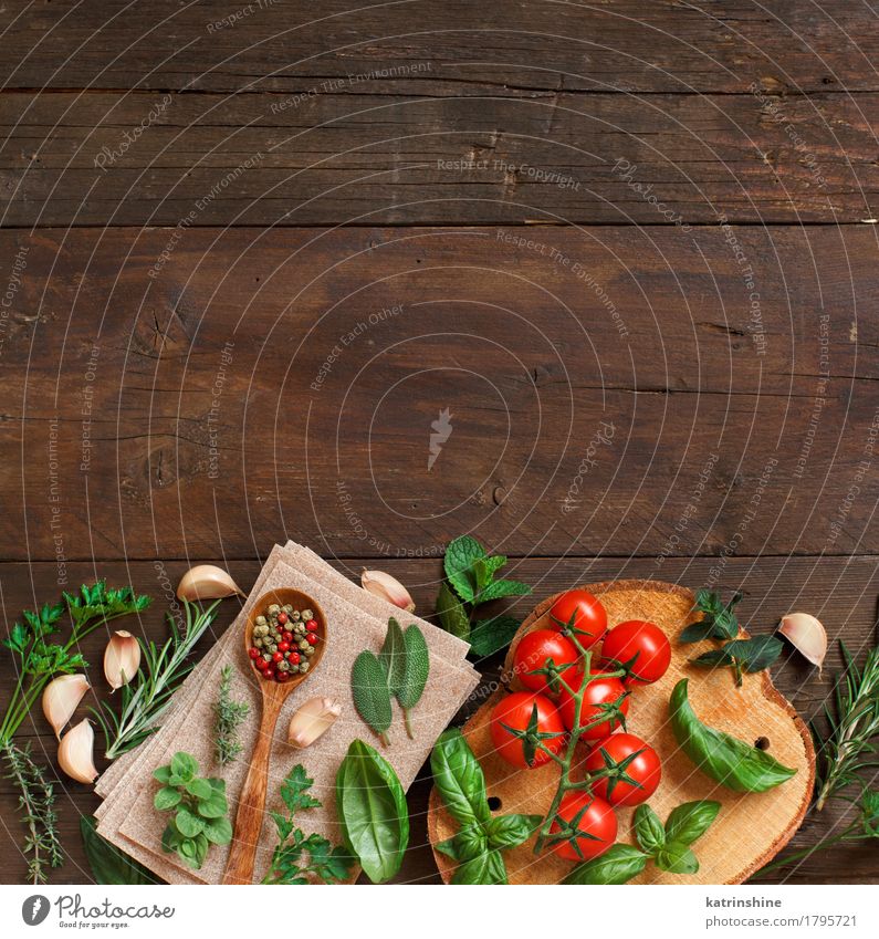 Rohe Lasagne Pasta, Gemüse und Kräuter Teigwaren Backwaren Kräuter & Gewürze Vegetarische Ernährung Diät Löffel dunkel frisch Gesundheit braun grün rot