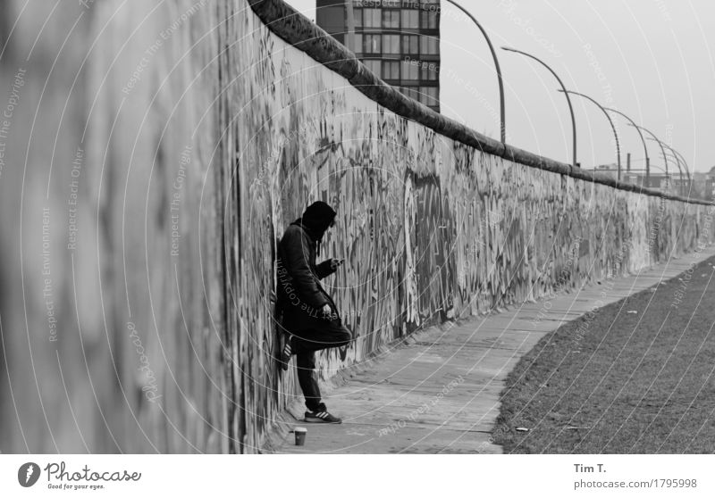 Herbst Berlin Mauer Wand stagnierend Grenze Berliner Mauer Handy Telefon Schwarzweißfoto Graffiti Außenaufnahme Tag