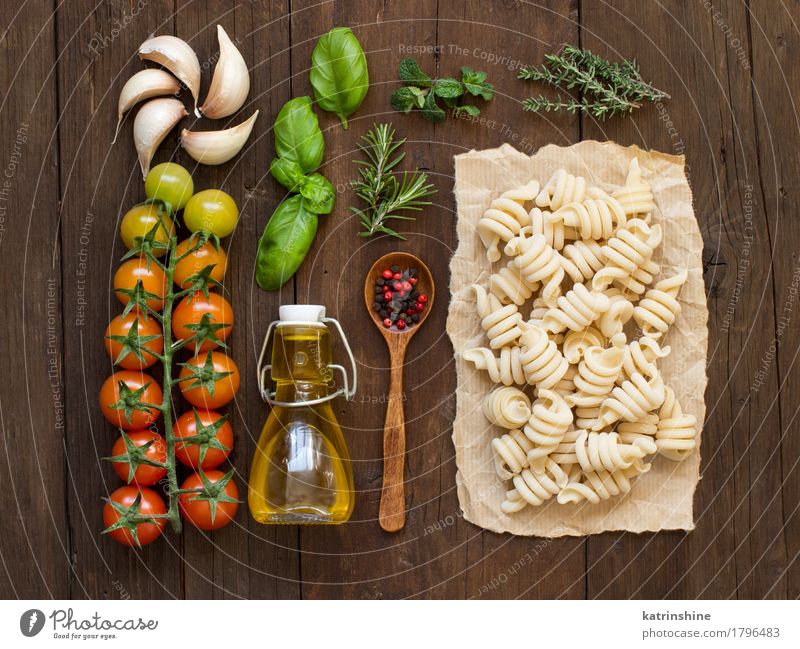 Italienische Pasta, Gemüse, Kräuter und Olivenöl Teigwaren Backwaren Kräuter & Gewürze Öl Vegetarische Ernährung Diät Flasche Löffel Tisch Blatt dunkel frisch