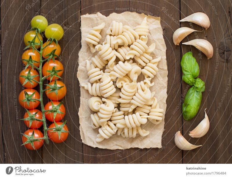 Rohe italienische Pasta, Basilikum und Gemüse Teigwaren Backwaren Kräuter & Gewürze Vegetarische Ernährung Diät dunkel frisch Gesundheit braun grün rot