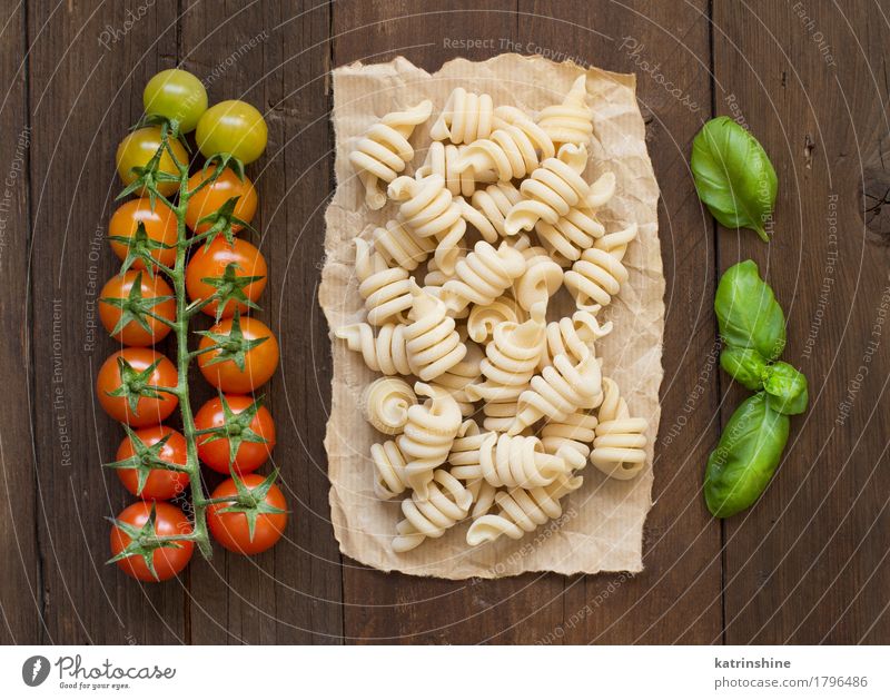 Vollkornnudeln, Tomaten und Basilikum - ein lizenzfreies Stock Foto von ...