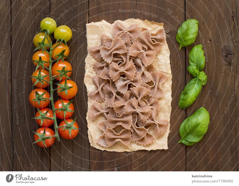 Vollkornnudeln, Tomaten und Basilikum - ein lizenzfreies Stock Foto von ...