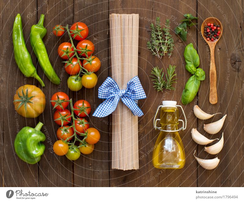 Vollkornnudeln, Gemüse, Kräuter und Olivenöl - ein lizenzfreies Stock ...