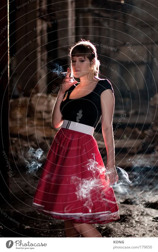 gedankenreise Farbfoto Vorderansicht Blick nach unten elegant Erholung feminin Junge Frau Jugendliche 1 Mensch 18-30 Jahre Erwachsene Rock Zigarette Rauchen