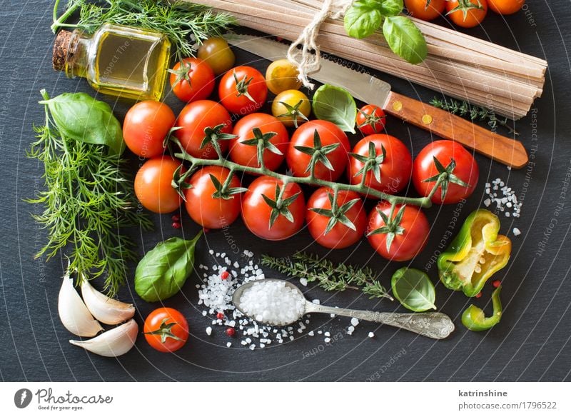 Italienische Küche ingridient Gemüse Teigwaren Backwaren Kräuter & Gewürze Öl Vegetarische Ernährung Diät Flasche Löffel dunkel frisch Gesundheit hell grün rot