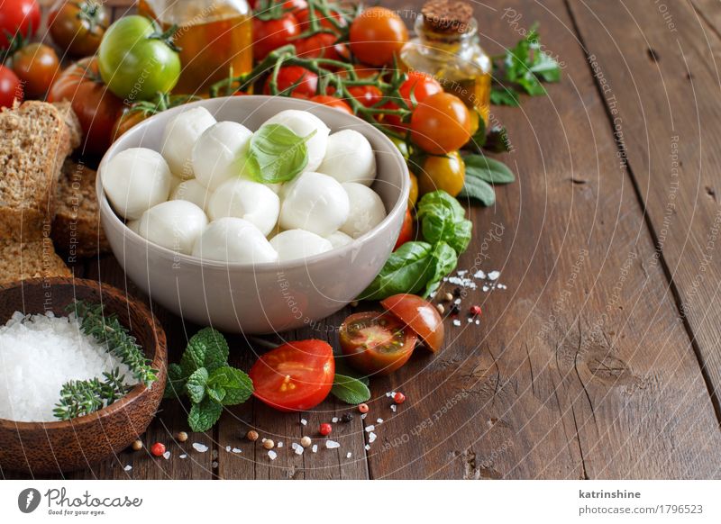 Italienische Lebensmittelzutaten für Caprese-Salat Käse Gemüse Brot Kräuter & Gewürze Öl Vegetarische Ernährung Diät Italienische Küche Schalen & Schüsseln