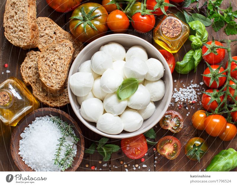 Italienische Küche ingridient Käse Gemüse Brot Kräuter & Gewürze Öl Vegetarische Ernährung Diät Schalen & Schüsseln Flasche frisch Gesundheit hell natürlich